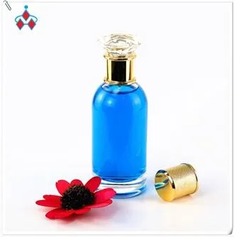 পরিষ্কার কাচের পারফিউমের বোতল