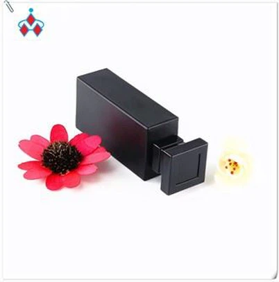 কালো কাচের পারফিউমের বোতল